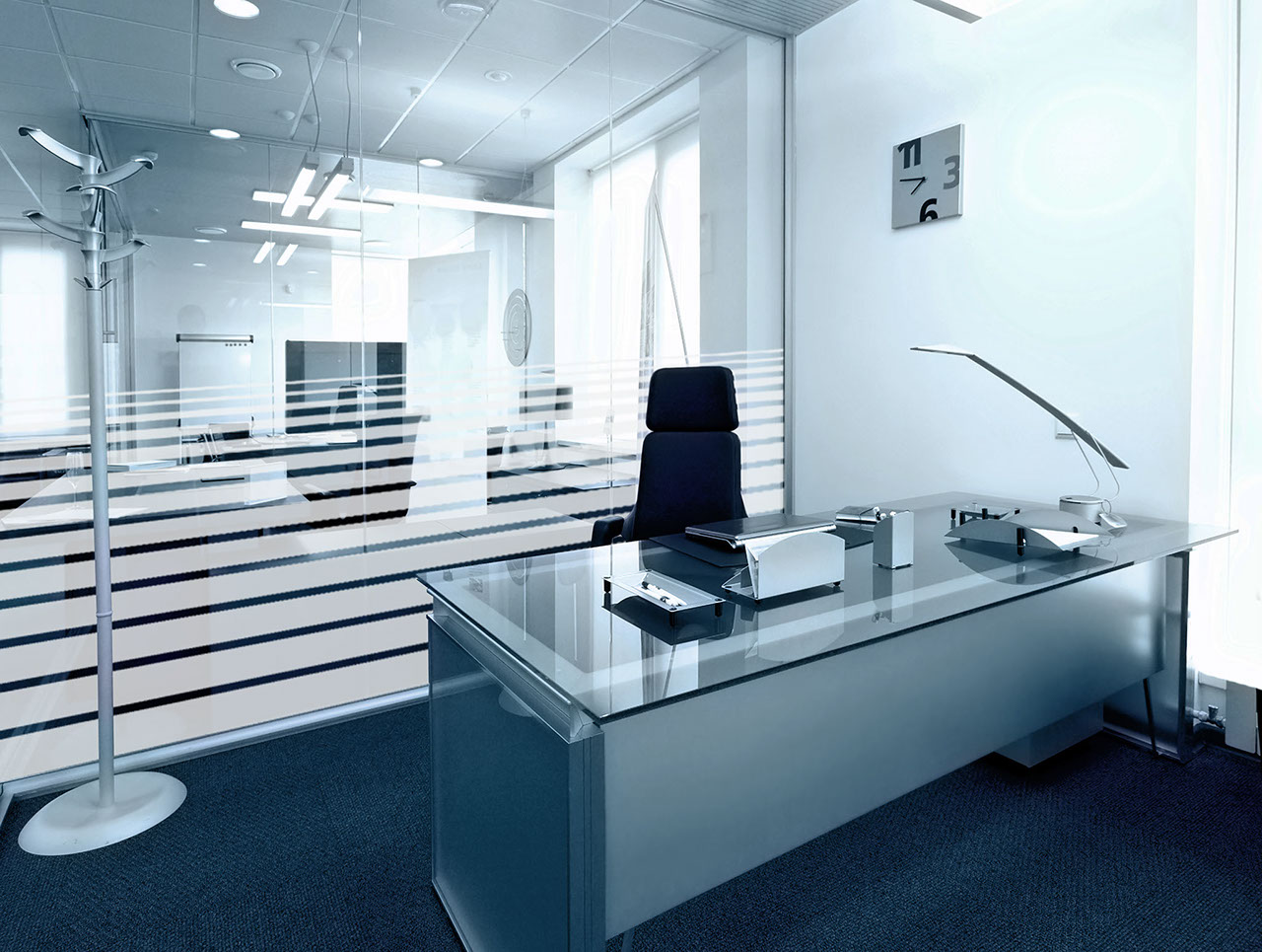 Bureau design avec mur vitré en fond, équipé de films design de couleur avec découpe progressive