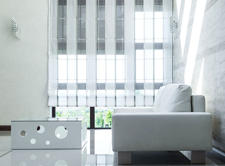 Chambre à coucher d'hôtel, avec baie vitrée noire équipée d'un store bateau blanc, alternant bandes opaques et transparentes